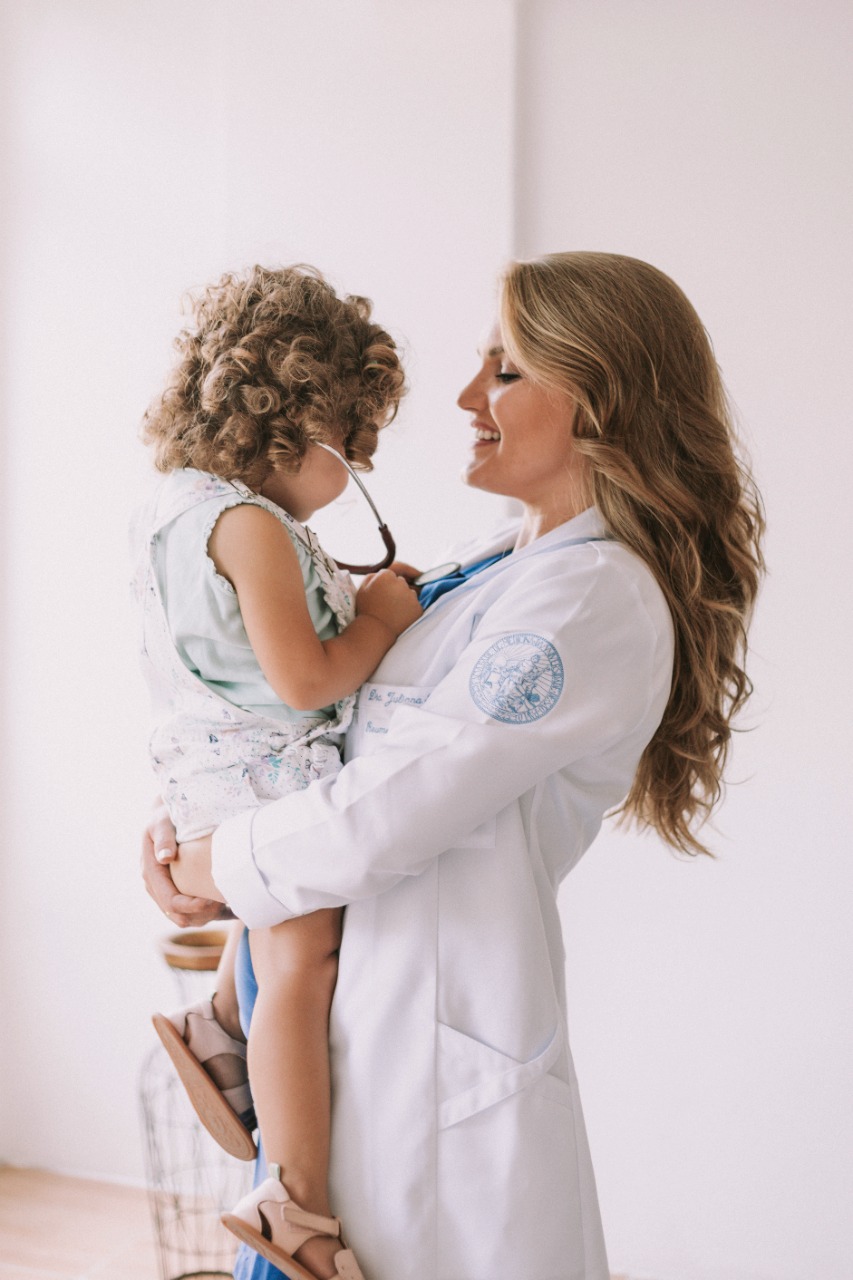 Dra. Juliana Simon com paciente pediátrica